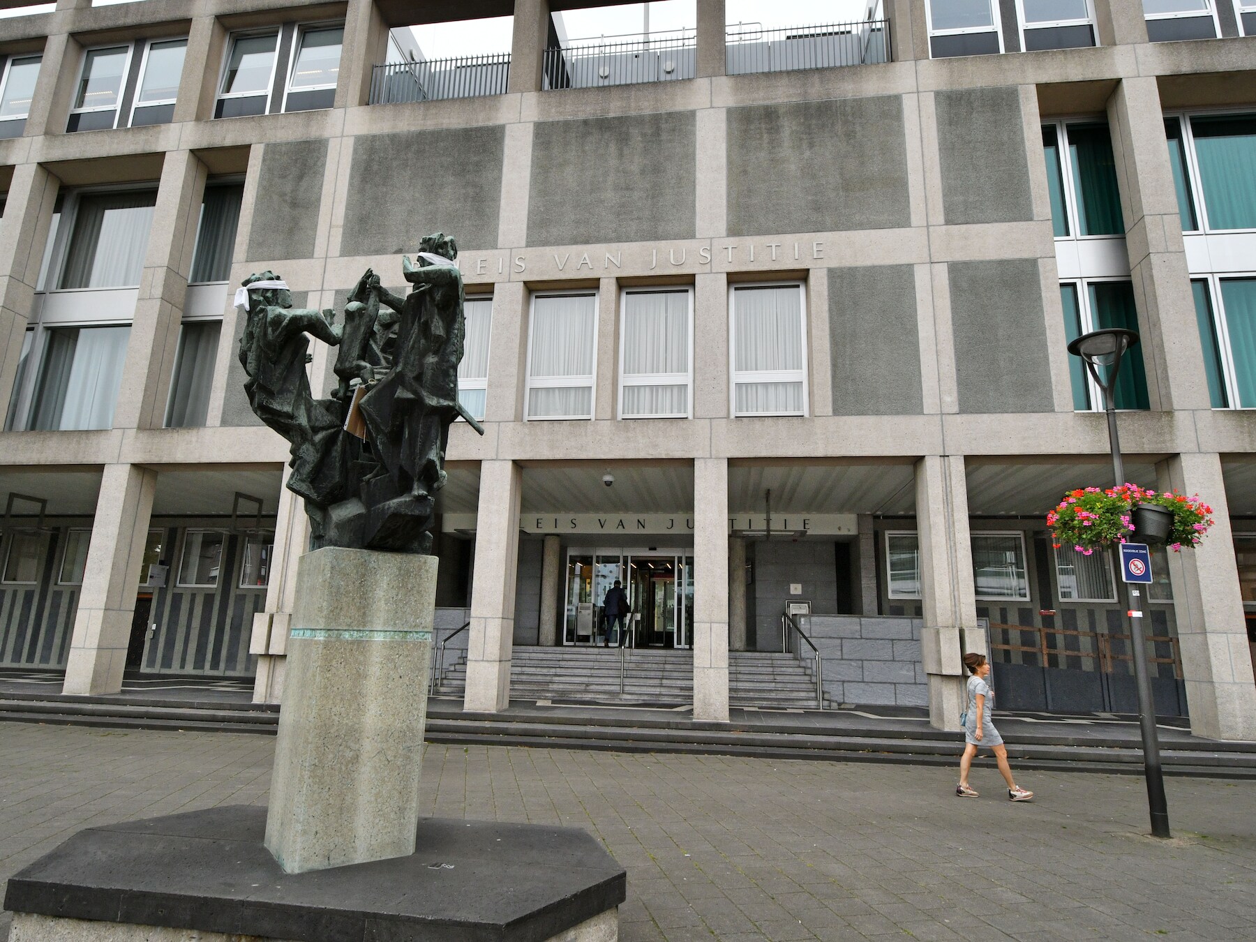 Zenuwachtige vrouw valt bij controle op en dat is niet voor niets: drugs en cash in de auto