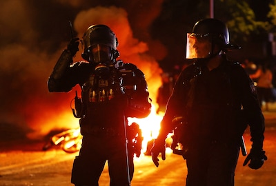 780 aanhoudingen en 57 gewonde agenten, Parijse burgemeester wil verbod op overwinningsfeesten