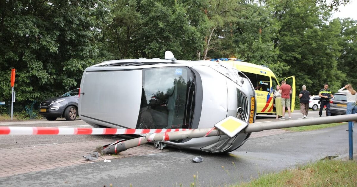 Stevige botsing in Beekbergen: auto rijdt lantaarnpaal uit de grond en belandt op z’n kant
