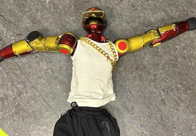 Robot betast Duits meisje (16) in Keulen terwijl twee jongens alles live streamen