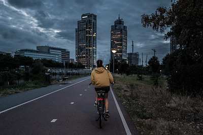 Vrouwen voelen zich onveilig in Amsterdam, ook tijdens het uitgaan: dood van Hajar wakkert discussie aan