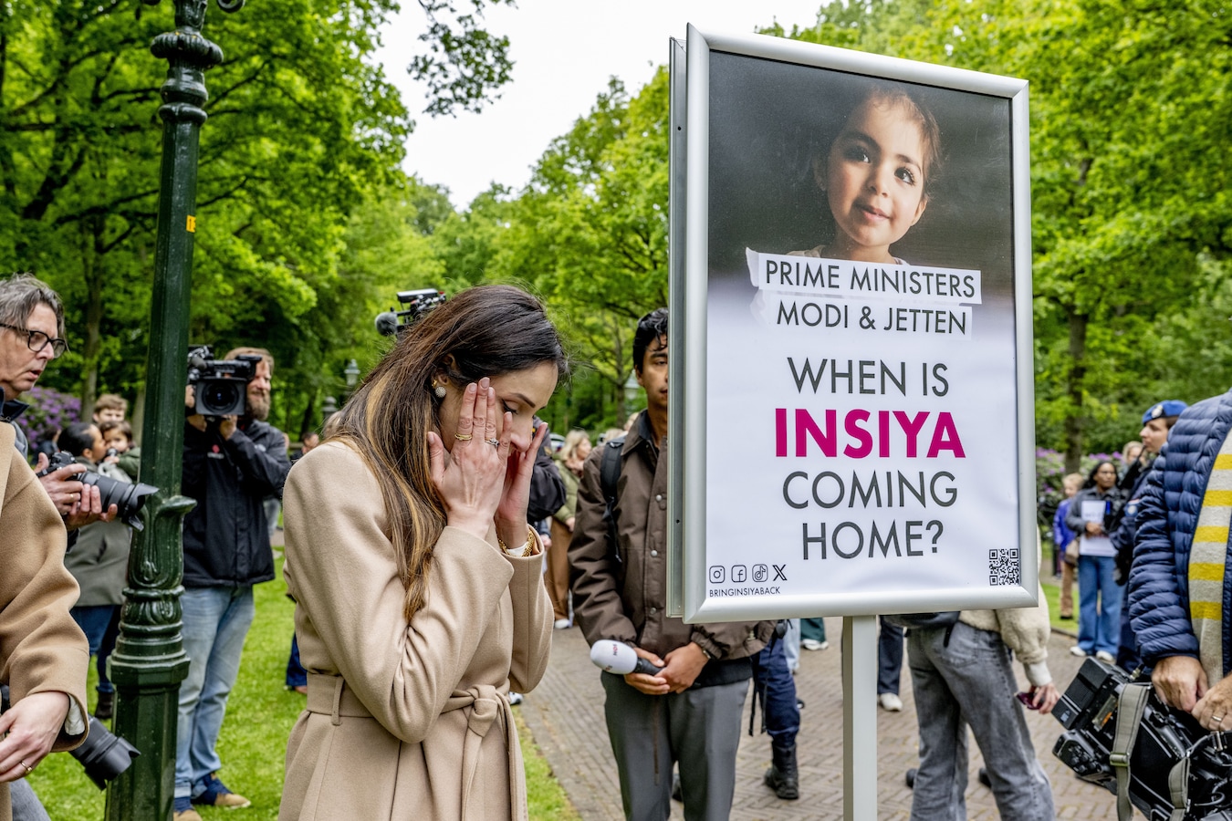 Moeder ontvoerde Insiya protesteert bij paleis tijdens bezoek Indiase ...