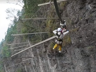 Nieuwe zipline-installatie laat adrenalinejunkies genieten van 280 meter diepe groeve in China