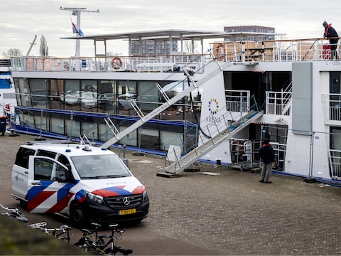 Archiefbeeld: de opvangboot aan de Nieuwe Kade in Arnhem.