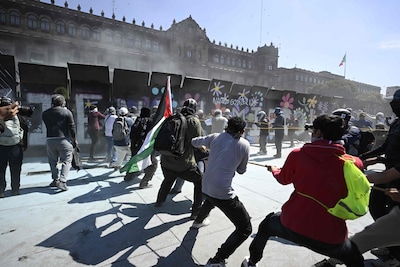 Ongeregeldheden bij slot protestmars Gen Z in Mexico-Stad: menigte belaagt paleis