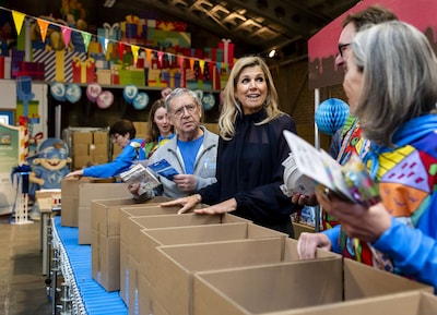 Koningin Máxima pakt cadeaus en taart in voor jarige kinderen uit arme gezinnen: ‘Schulden zijn niet jouw schuld’