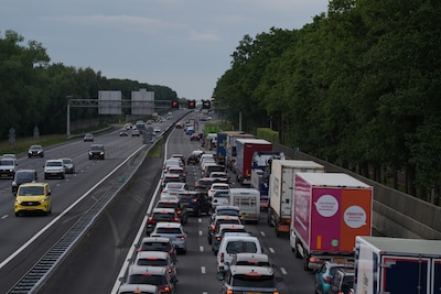 Drukker dan normaal op de snelwegen op eerste kerstdag, incidenten ‘door ijsvorming en laagstaande zon’
