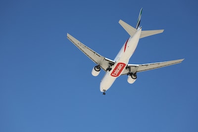 Vrachtvliegtuig Emirates glijdt van landingsbaan in Hongkong, twee doden