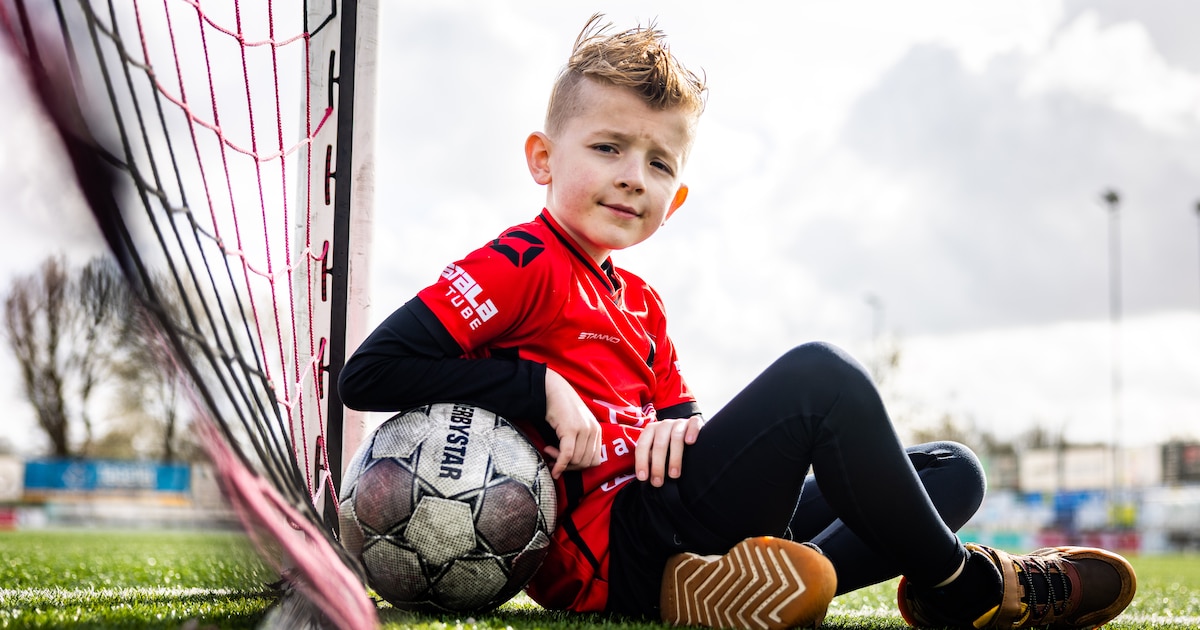 Jurre (9) scoort zijn eerste doelpunt na kanker: ‘Ik gaf papa een hele dikke kroel’