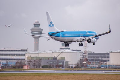Geen gratis broodje met kaas meer op Europese vluchten KLM, ook geen bier of wijn meer inbegrepen