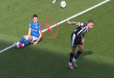 Oliedomme actie: Engelse voetballer gooit schoen van tegenstander weg en krijgt rood