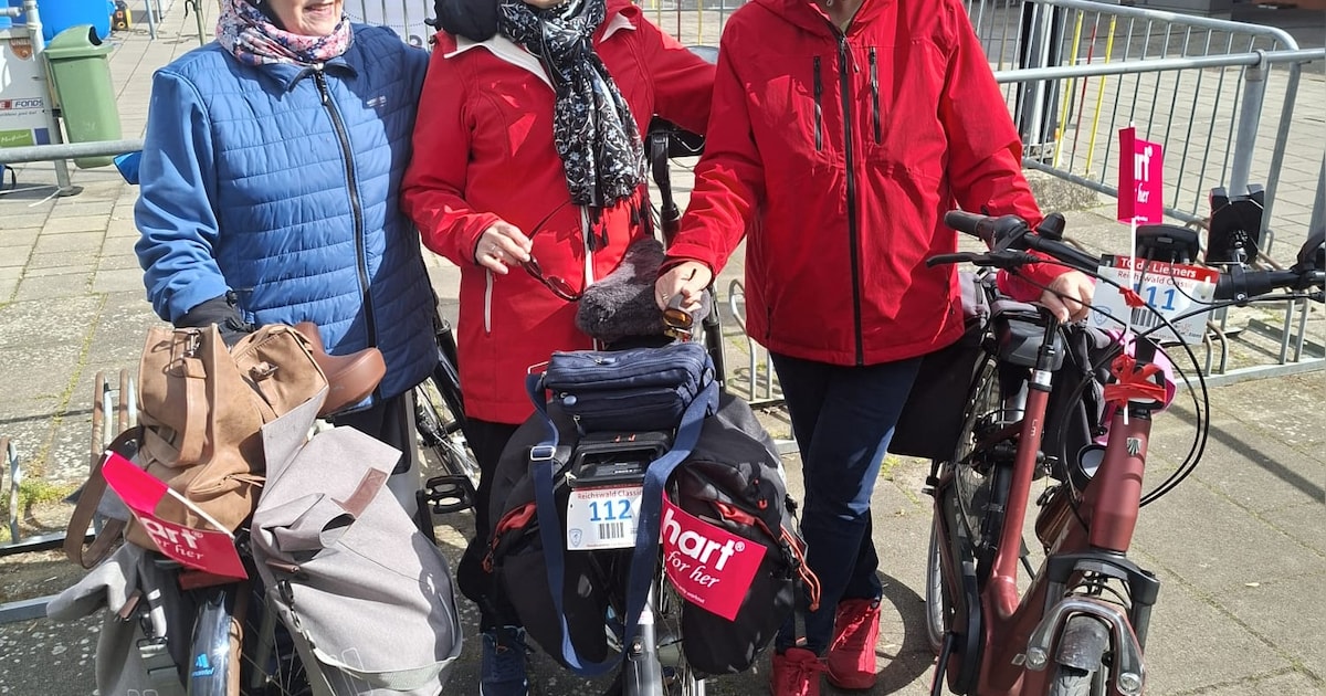 Maria, Yvonne en Loes sportief op de fiets en mooie Koningsdag voor Scouting Didam
