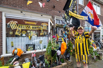 Vitessefan Fred kan niet meer van de spanning: ‘Ik heb het er heel moeilijk mee’