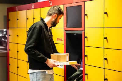 PostNL en DHL hebben bijna evenveel pakketpunten, maar die van PostNL zijn vaker in de buurt