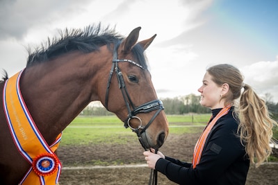Iris rijdt soms wel tien paarden per dag, met Phreya is het dikke mik: ‘Dit paard heeft zó veel kwal