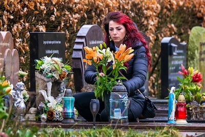 Chantal mag geen kunstbloemen bij het graf van haar vader leggen: ‘Ze worden weggehaald’