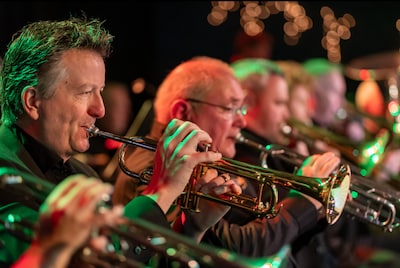 Harmonieorkest speelt hits uit Top 2000 met lokale zangtalenten