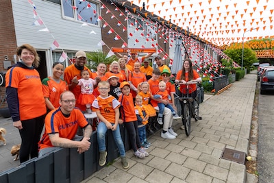 Oranjekoorts heerst maand voor WK al in deze straat: ‘Er hangt denk ik wel 5 kilometer aan vlaggetje