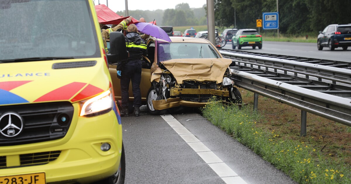 A1 richting Amersfoort dicht na ernstig ongeluk tussen auto en vrachtwagen.