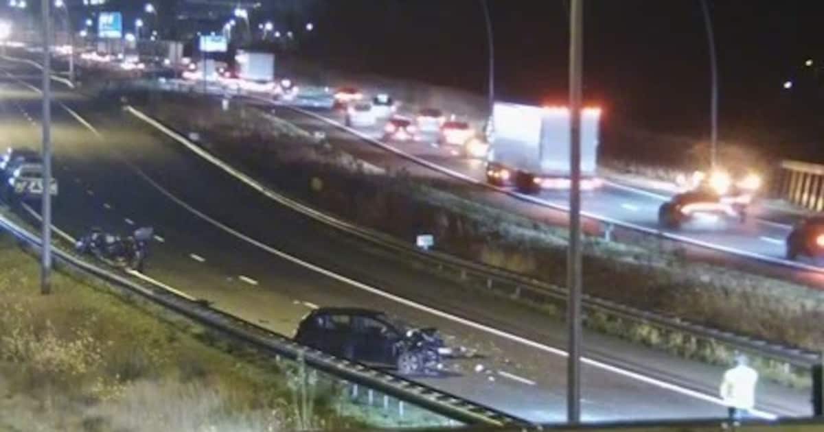 Man (39) uit Deurne kijkt even in zijn spiegel en knalt op stilstaan­de auto: vrouw belandt voor res