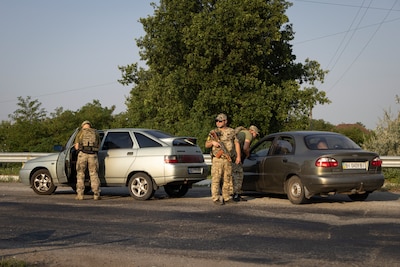 Als onze verslaggever in Oekraïne loopt, springen vier mannen uit een busje: ‘Hé jij daar!’