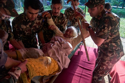 Nepal ‘wil geen hulp’, hoe bestaat dat na zo’n ramp? ‘Ze vragen vooral om geld’
