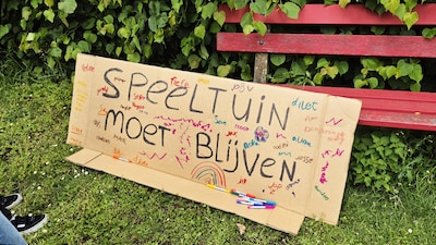 Fietstocht langs bedreigde speelplekken levert raadsleden veel inzichten op, maar beloven kunnen ze 