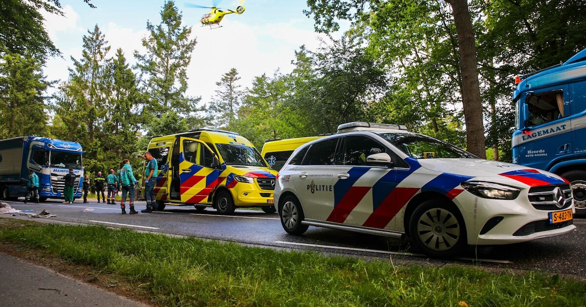 Vrachtwagen schept fietser bij Loenen: man (73) overleden