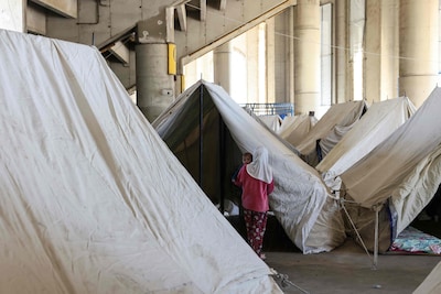 Gevlucht jongetje van een jaar of 10 zwaait met zijn armen als een explosie klinkt: 'Kijk wat ze doen!'