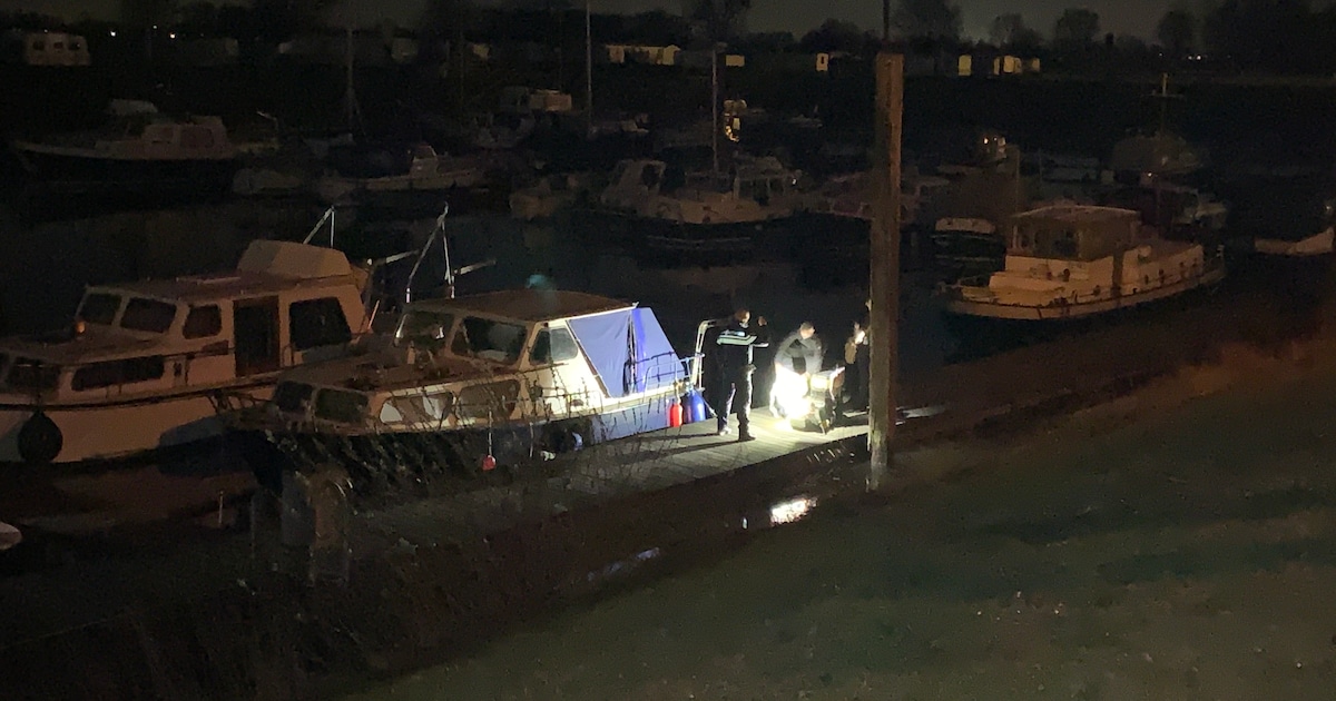 Dode gevonden op boot in haven in Heerewaarden; geen misdrijf