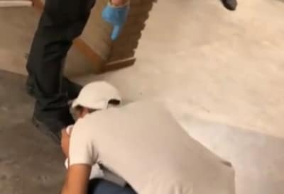 Ongeloof om ‘afschuwelijk’ filmpje in azc: beveiliger laat asielzoeker voeten kussen