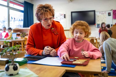 Wilma (77) staat al zestig jaar voor de klas, en nog steeds bellen ze haar als er geen leraar te vinden is: ‘We doen altijd iets leuks’