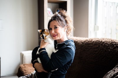 ‘Kattenfluisteraar’ José kan haar vak niet meer uitoefenen, maar vindt een nieuwe weg: ‘Kan niet zonder beestjes’