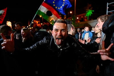 Mensen dansen op straat in Boedapest, Hongarije rekent keihard af met Viktor Orbán