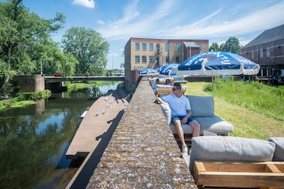 Niersterras in Gennep is weer geopend: ‘Het is een soort strandpaviljoen meets festival vibe’
