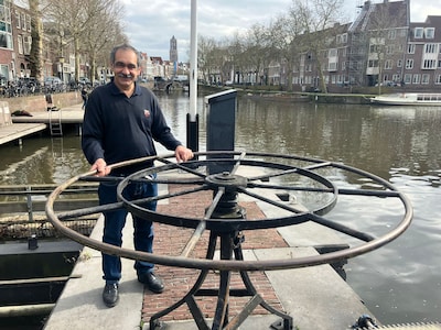 Rashied (59) is sluiswachter bij de visdeurbel: ‘Hij wilde een selfie met me voor zijn Italiaanse vr