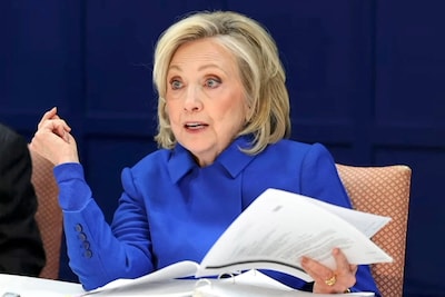 ‘Ik ben er klaar mee!’: Hillary Clinton verlaat boos de zaal na gelekte foto, blijkt uit video’s van Epstein-verhoor