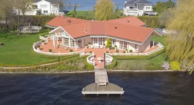 Deze nogal excentrieke villa bij Vinkeveense Plassen speelt glansrol in Netflix-hit Amsterdam Empire