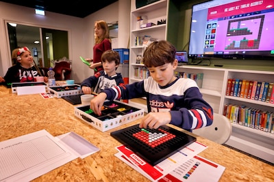 Kinderen tussen 9 en 12 jaar kunnen eigen game programmeren met Bloxels in Zoomerij