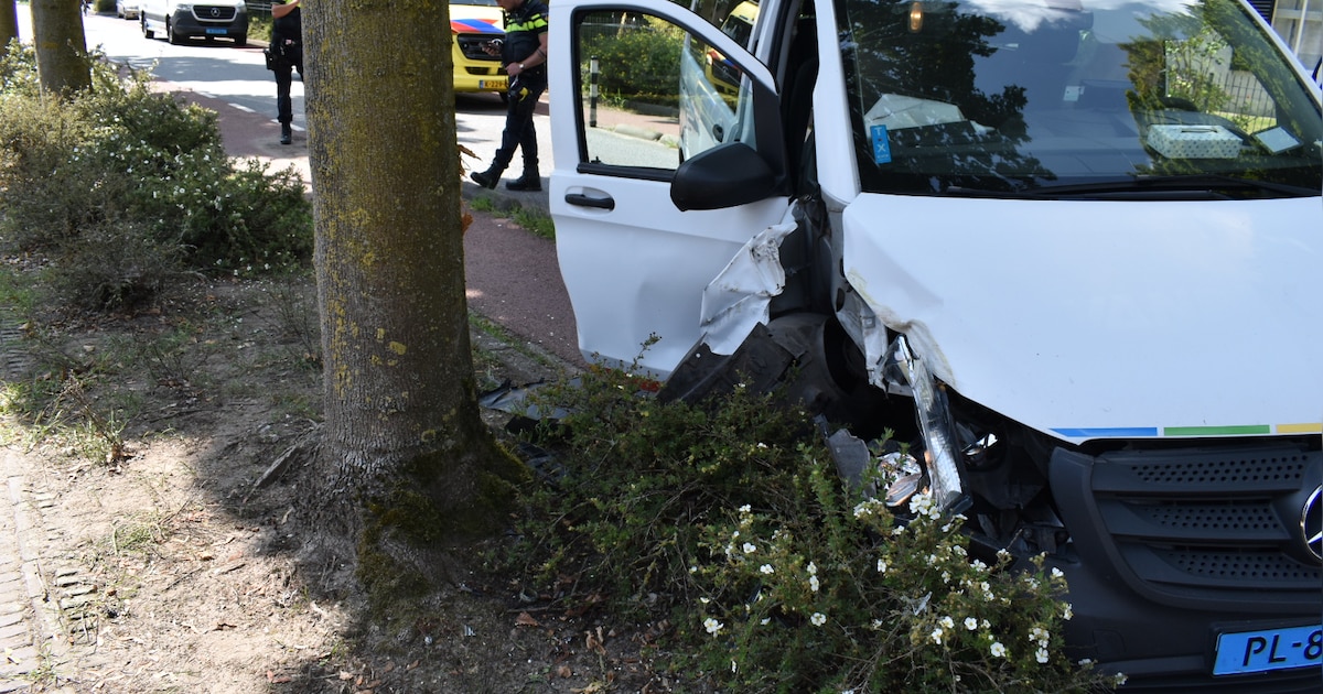 Taxibusje verliest wiel na botsing met boom in Bemmel, passagier naar ziekenhuis.