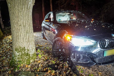 Auto botst tegen boom op Lichtenbeltweg in Leuvenheim