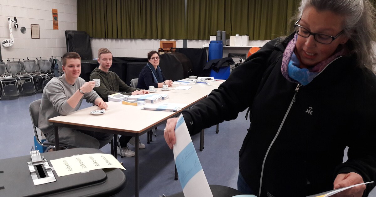 Eerste kiezer in Leuth brengt stem uit