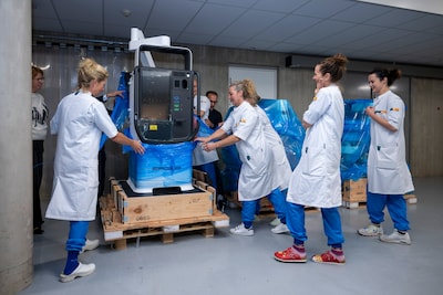 Waarom eerste operatierobot met AI goed nieuws is voor patiënten: ‘We hebben er een bijzonder stel hersens bij’