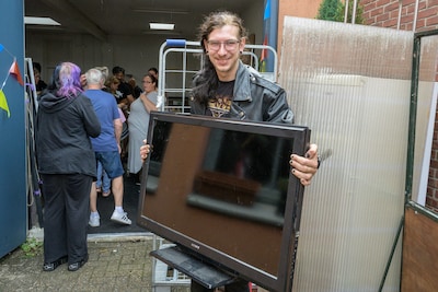 Spotgoedkoop graaien: Rutger pakt flatscreen-tv mee voor 1 euro