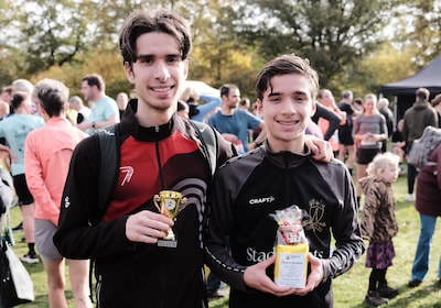 Dubbel feest bij familie Vingerhoeds: Boris wint op zijn 20ste verjaardag de Bosloop, broertje Siebr