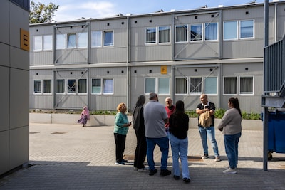 Buurtbewoners nemen kijkje in azc: ‘Het is goed om dingen eens vanuit een ander perspectief te bekij