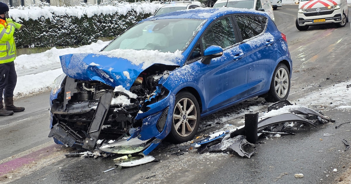 Auto's frontaal in botsing op de Grebbeweg in Rhenen