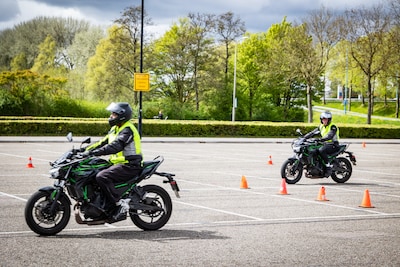 Motorrijden populairder dan ooit, rijscholen in de knel: ‘Je moet ergens kunnen oefenen’