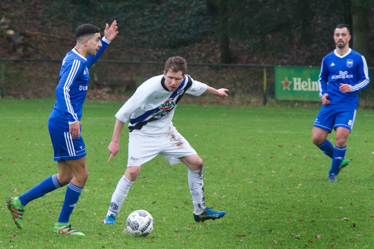 Voetballers op sportpark De Waayenberg.