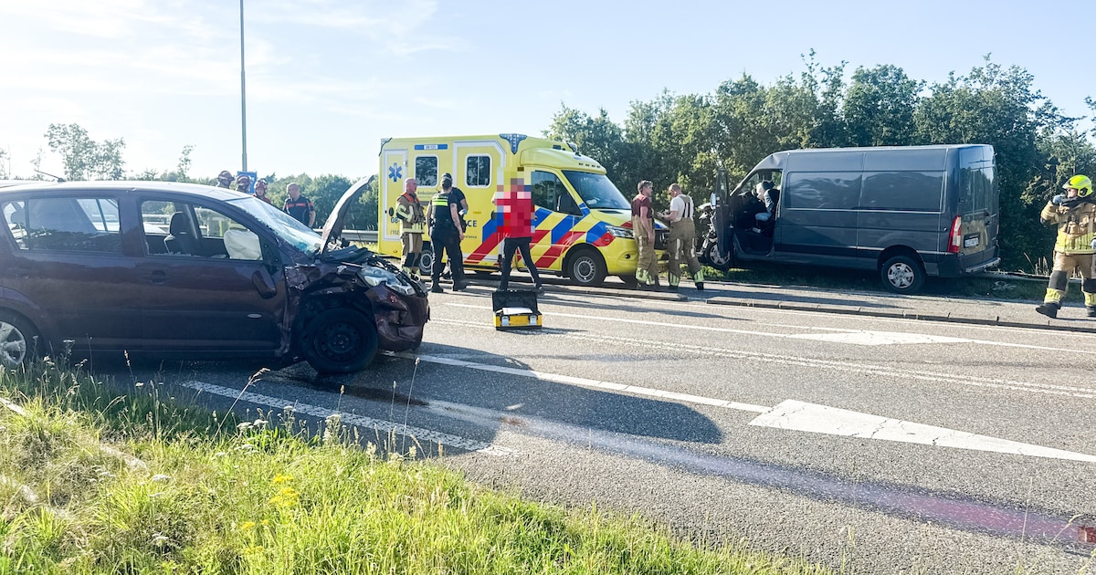 Bestelbus belandt op vangrail na ongeluk op Jan J. Ludenlaan in Heumen
